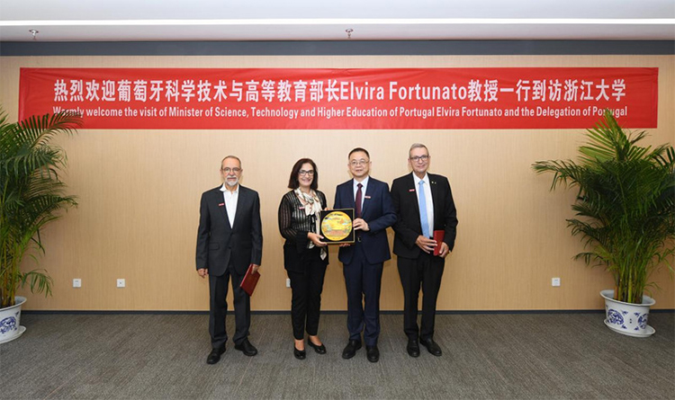 Elvira Fortunato, Minister of Science, Technology and Higher Education of Portugal, and her delegation visited The Portugal-China Joint Innovation Centre for Advanced Materials. Mr. Jing Shen, Chairman of Singclean, was invited to accompany the visit