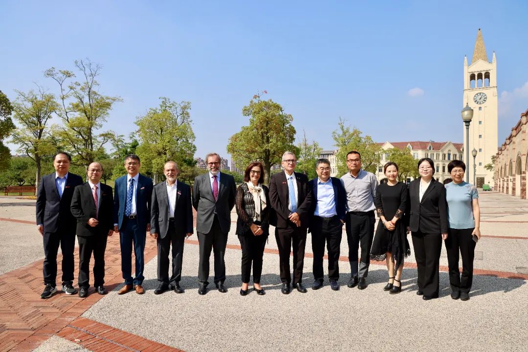 Elvira Fortunato, Minister of Science, Technology and Higher Education of Portugal, and her delegation visited The Portugal-China Joint Innovation Centre for Advanced Materials. Mr. Jing Shen, Chairman of Singclean, was invited to accompany the visit.